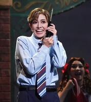 　晴れやかな笑顔でユージーンを演じる華世京（撮影・高部洋祐）