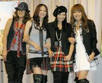 ２００９年８月、トークイベントに登場したＭＡＸの（左から）ＬＩＮＡ、ＮＡＮＡ、ＭＩＮＡ、ＲＥＩＮＡ