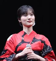 　舞台あいさつに登場した山下美月