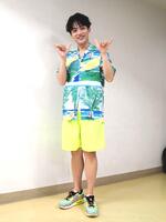 　笑顔でアロハポーズを決める辰巳ゆうと