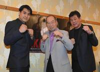 ２２年８月、「ＡＫＡＩ」初日舞台あいさつでポーズを決める監督で長男の赤井英五郎、ガッツ石松、赤井英和（左から）