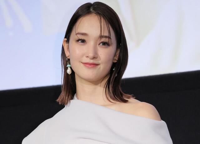 なんっと幸運な。。。」剛力彩芽 大物俳優夫妻との万博3ショットに大