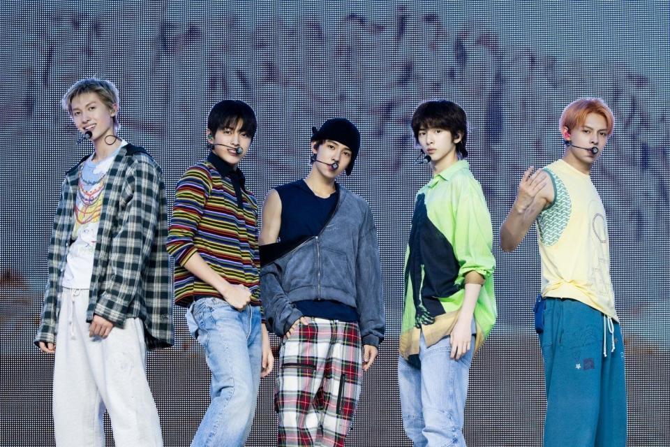 　報道陣を前にデビューステージを披露したデビューショーケースを行ったＣＯＲＴＩＳ　（Ｐ）＆（Ｃ）ＢＩＧＨＩＴ　ＭＵＳＩＣ　