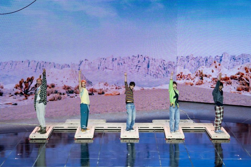 　トレッドミルを使用したパフォーマンスを披露したＣＯＲＴＩＳ　（Ｐ）＆（Ｃ）ＢＩＧＨＩＴ　ＭＵＳＩＣ　