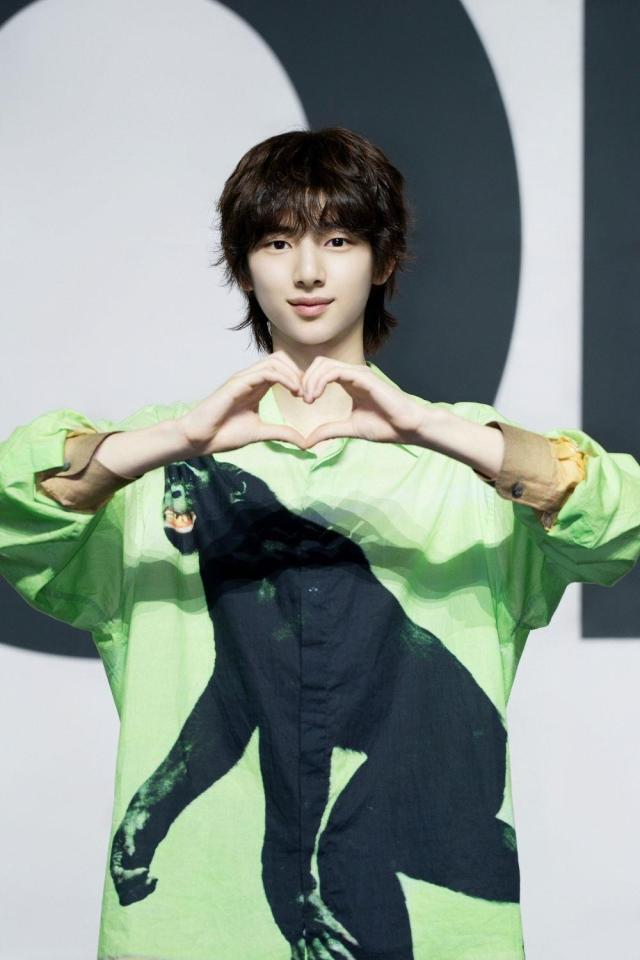 　ハートポーズを作るＣＯＲＴＩＳ・ＪＵＨＯＯＮ　（Ｐ）＆（Ｃ）ＢＩＧＨＩＴ　ＭＵＳＩＣ