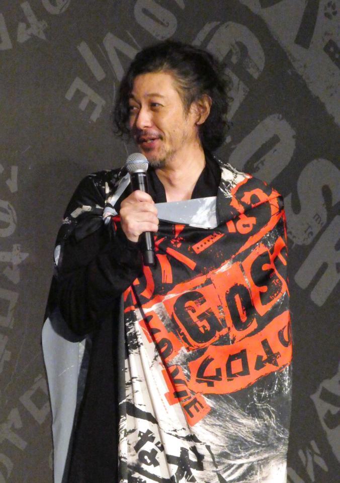 　自作の旗をまとって登場したオダギリジョー