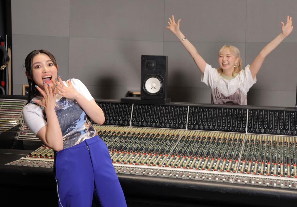 　デスク奥から安本彩花（右）が現れ驚く柏木ひなた（撮影・吉澤敬太）