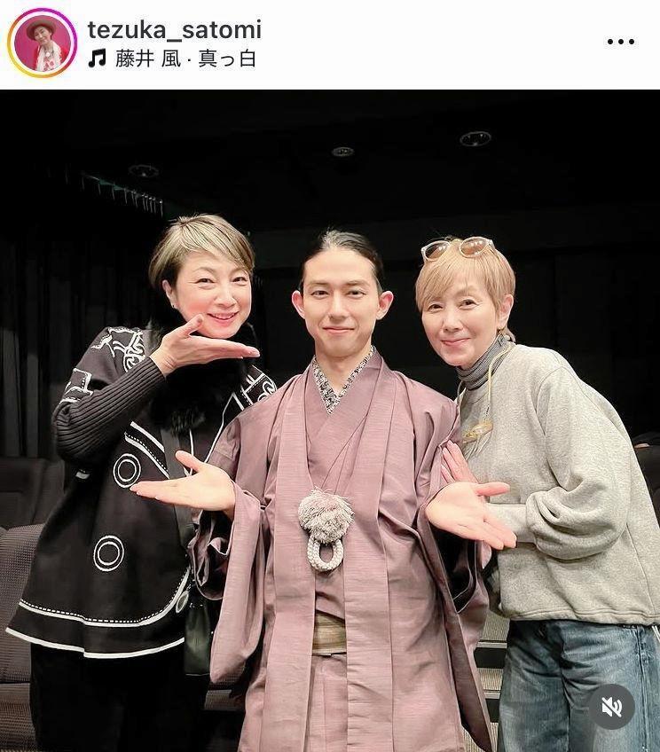 次男・日南人（中央）と。手塚理美（右）のインスタグラム＠ｔｅｚｕｋａ＿ｓａｔｏｍｉ（３月８日付）より