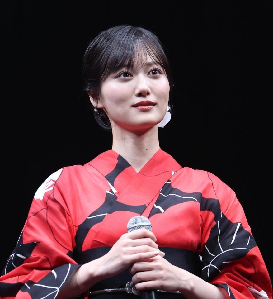 　舞台あいさつに登場した山下美月