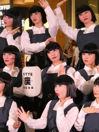 　写真に応じるアバンギャルディ、提灯を持つｓｏｎｏ