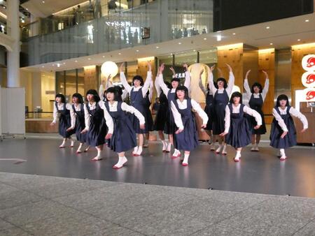 　パフォーマンスを披露するアバンギャルディ