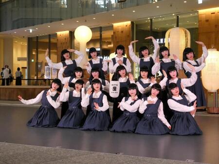 　ポーズを決めるアバンギャルディ