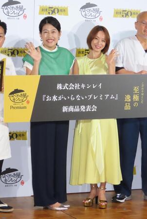 　発表会に出席した（左から）横澤夏子、鈴木亜美
