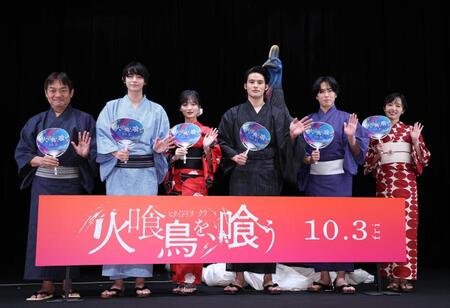 　舞台あいさつに登場した（左から）本木克英監督、豊田裕大、山下美月、水上恒司、宮舘涼太、森田望智（撮影・佐々木彰尚）