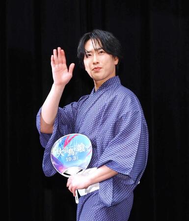 　浴衣姿で手を振る宮舘涼太（撮影・佐々木彰尚）