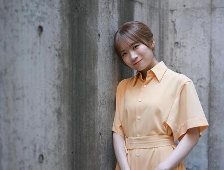 　３２歳の誕生日に初のフォトブックを発売する秋元真夏（撮影・伊藤笙子）