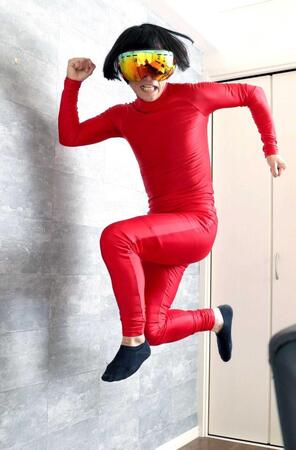 　勢いよくジャンプする、ちびシャトル（撮影・佐々木彰尚）