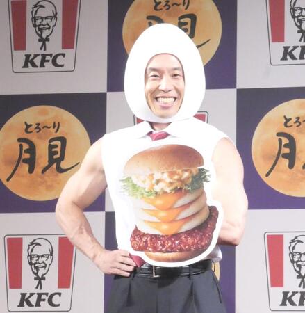 　満面の笑みで撮影に応じたなかやまきんに君