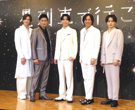 　撮影に応じる（左から）小波津亜廉、松田悟志、影山拓也、石井一孝、松村龍之介