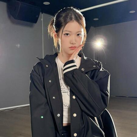 　ｉｚｎａの公式Ｘ＠ｉｚｎａ＿ｏｆｆｃｌより　脱退が発表されたユン・ジユン