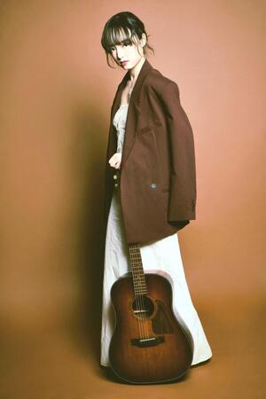 　全世界配信シングルをリリースしたニキ・アズラ