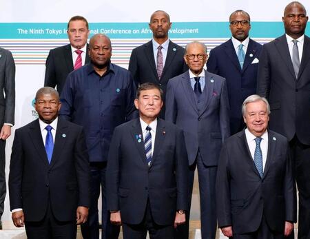 　第９回「アフリカ開発会議（ＴＩＣＡＤ）」の開幕を前に、各国首脳らと写真に納まる石破首相（前列中央）。右隣は国連のグテレス事務総長