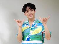 　笑顔でアロハポーズを決める辰巳ゆうと