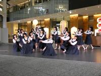 　パフォーマンスを披露するアバンギャルディ