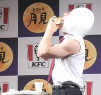 　バーガーを豪快に頰張るなかやまきんに君