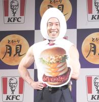 　満面の笑みで撮影に応じたなかやまきんに君