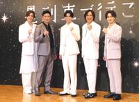 　撮影に応じる（左から）小波津亜廉、松田悟志、影山拓也、石井一孝、松村龍之介