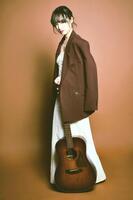 　全世界配信シングルをリリースしたニキ・アズラ