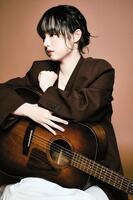 　全世界配信シングルをリリースしたニキ・アズラ