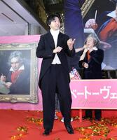 　古田新太（右）が汗をふく途中、場をつなぐ山田裕貴（撮影・佐々木彰尚）