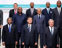 　第９回「アフリカ開発会議（ＴＩＣＡＤ）」の開幕を前に、各国首脳らと写真に納まる石破首相（前列中央）。右隣は国連のグテレス事務総長