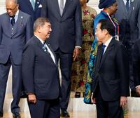 　第９回「アフリカ開発会議（ＴＩＣＡＤ）」開幕前の写真撮影を終えた石破首相（左）と岸田前首相