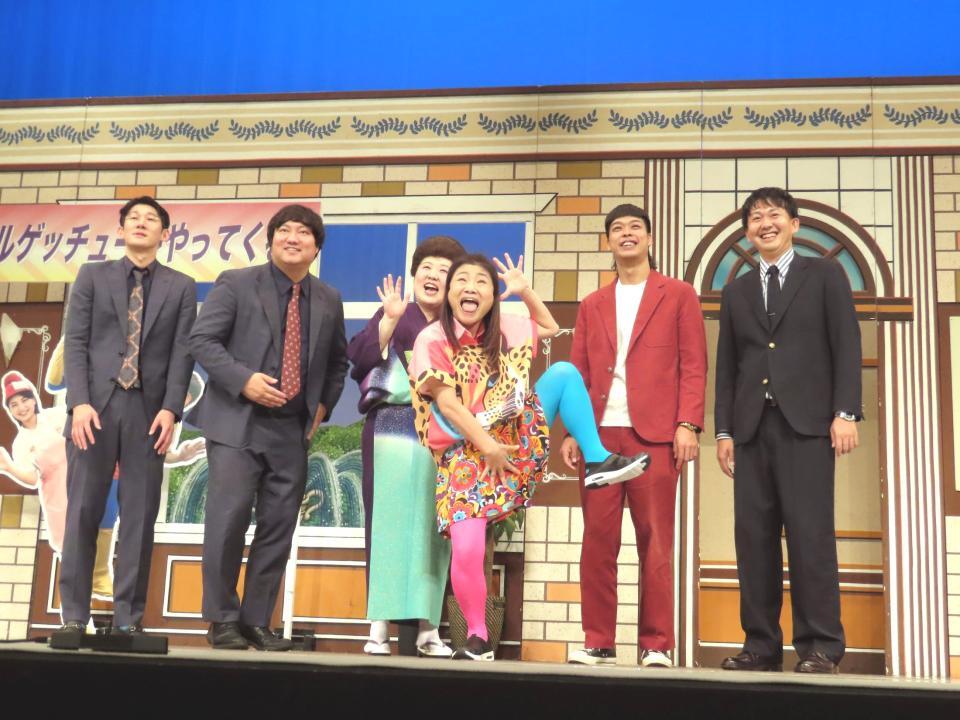 　取材会に出席した（左から）堂前透、兎、酒井藍、島田珠代、エース、寺家