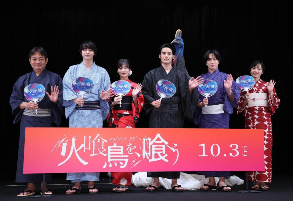 　舞台あいさつに登場した（左から）本木克英監督、豊田裕大、山下美月、水上恒司、宮舘涼太、森田望智（撮影・佐々木彰尚）