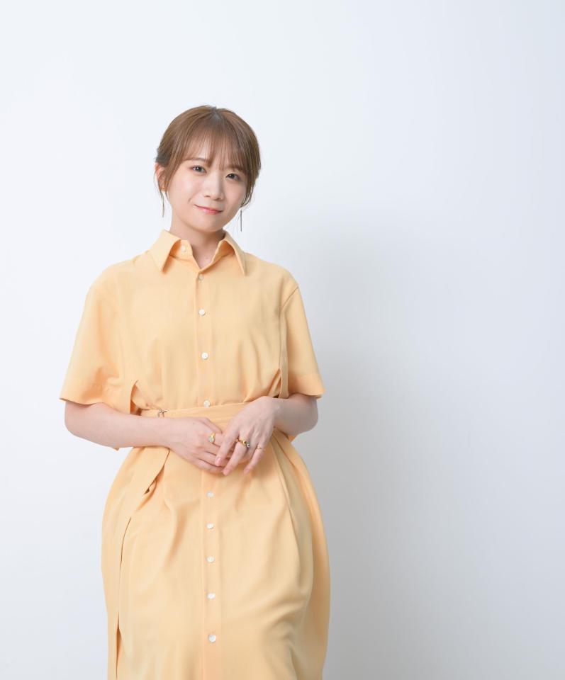 　３２歳の誕生日に初のフォトブックを発売する秋元真夏（撮影・伊藤笙子）