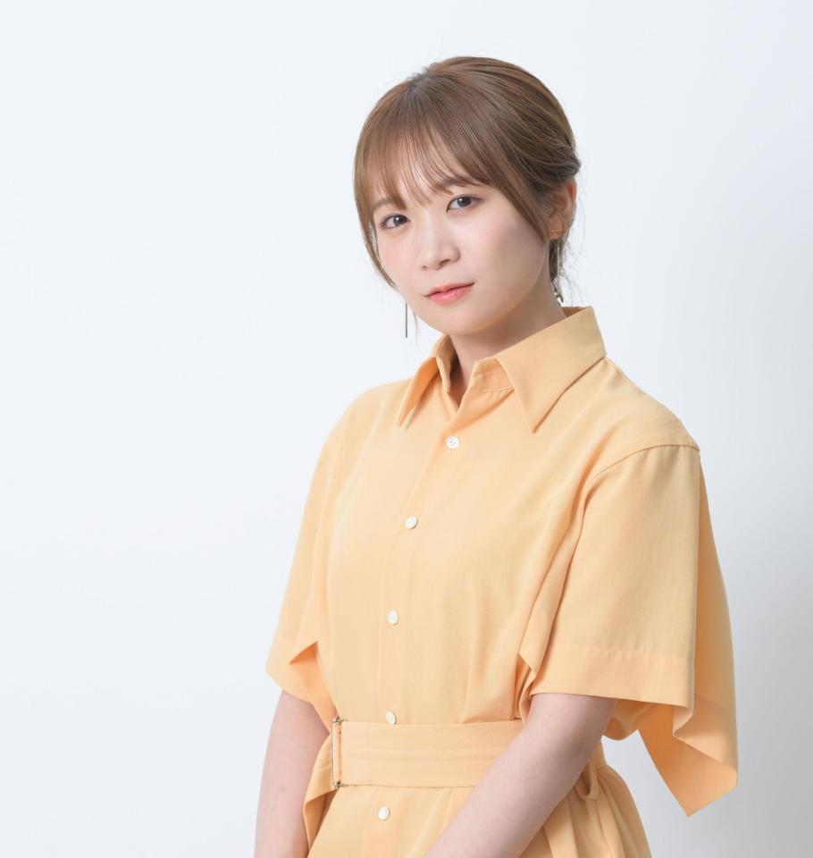 　３２歳の誕生日に初のフォトブックを発売する秋元真夏（撮影・伊藤笙子）