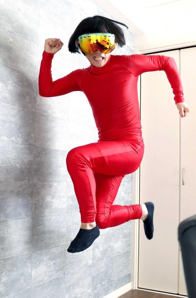 　勢いよくジャンプする、ちびシャトル（撮影・佐々木彰尚）