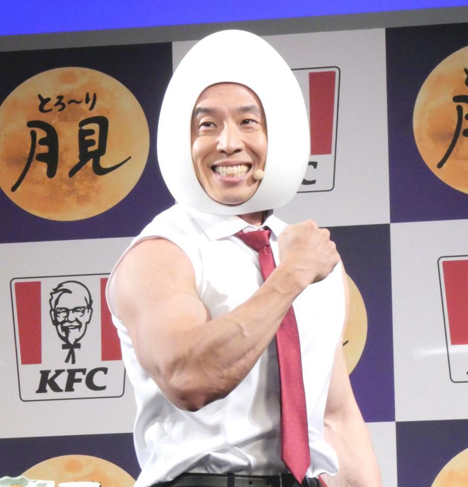 　ポーズを決めて満面の笑みを見せるなかやまきんに君