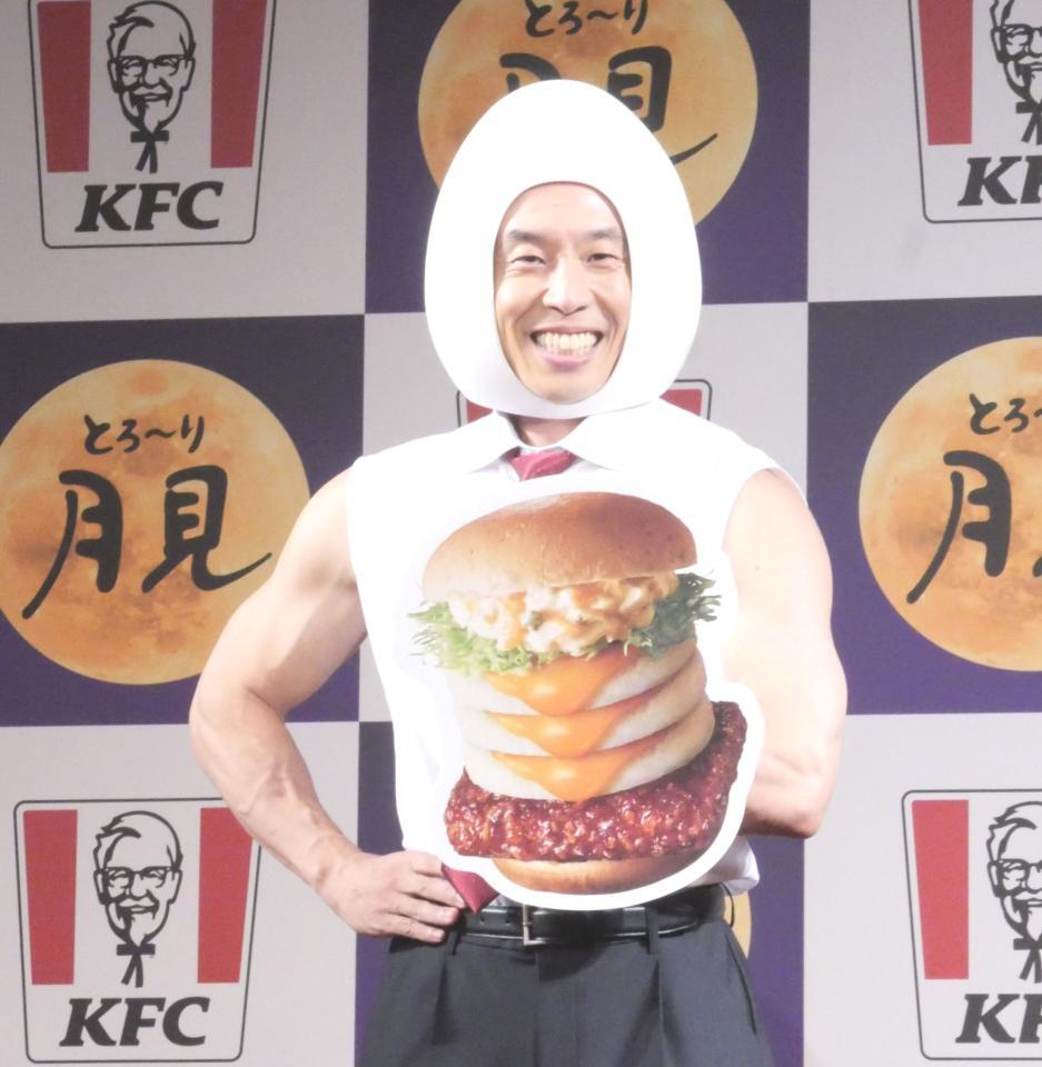 　満面の笑みで撮影に応じたなかやまきんに君