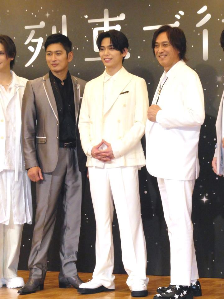 　撮影に応じる（左から）松田悟志、影山拓也、石井一孝