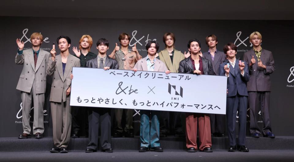 　ポーズを決めるＩＮＩの（前列左から）池崎理人、木村柾哉、藤牧京介、西洸人、高塚大夢、（後列同）尾崎匠海、松田迅、後藤威尊、佐野雄大、許豊凡、田島将吾（撮影・佐々木彰尚）