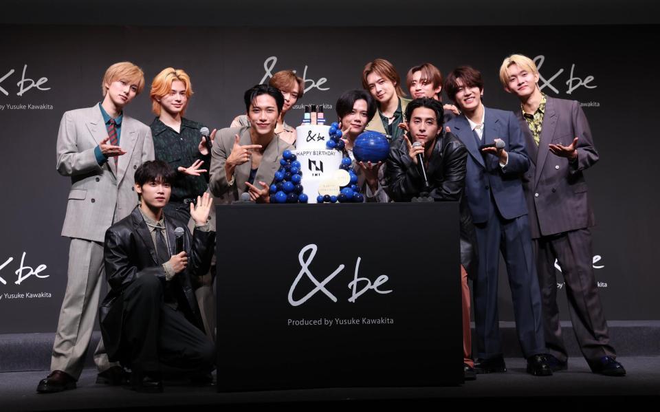 　ポーズを決めるＩＮＩ（撮影・佐々木彰尚）