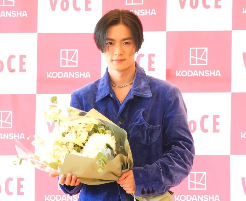 　花束を手に会見に出席した川村壱馬