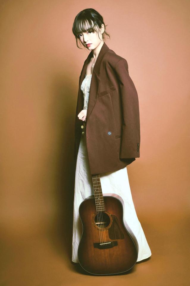 　全世界配信シングルをリリースしたニキ・アズラ