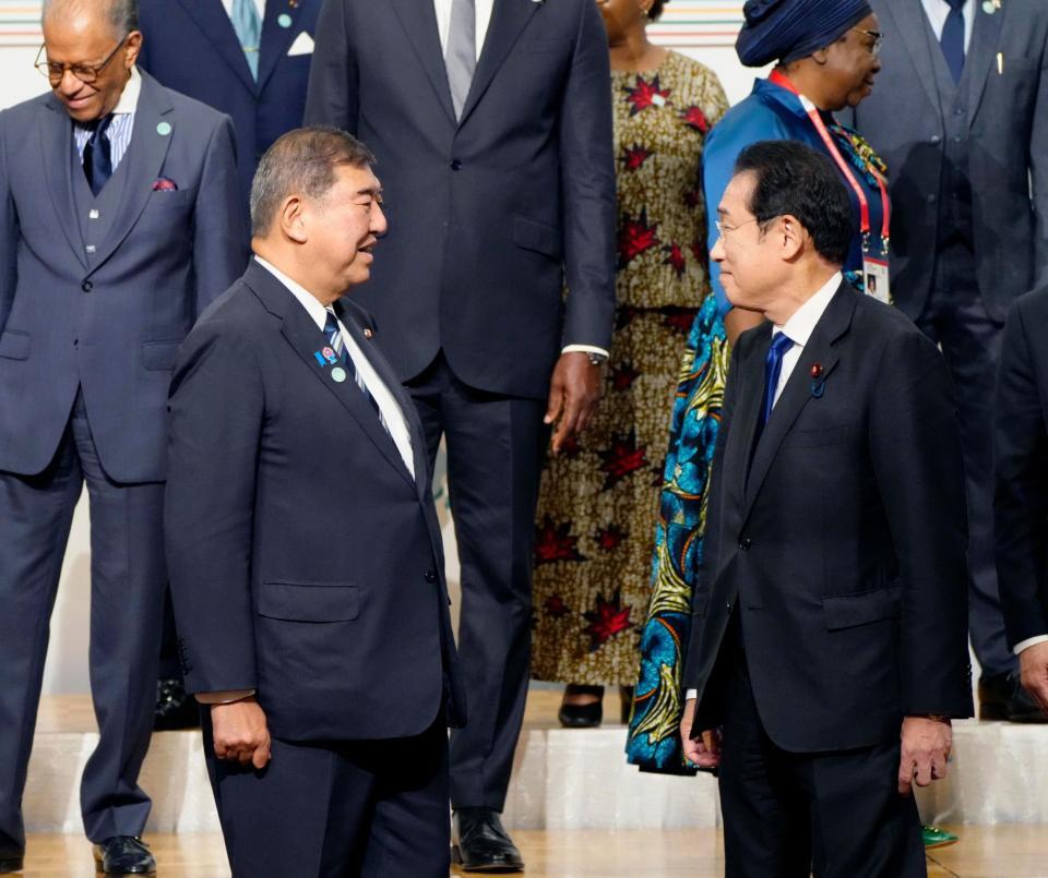 　第９回「アフリカ開発会議（ＴＩＣＡＤ）」開幕前の写真撮影を終えた石破首相（左）と岸田前首相