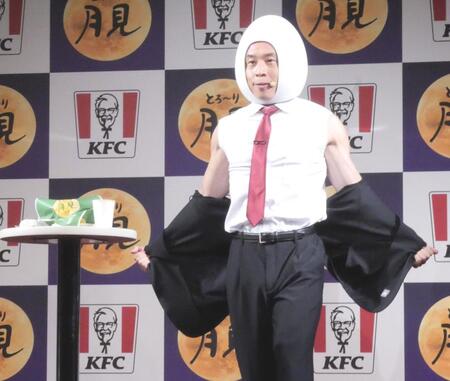 　新商品を前に肉体美を披露するなかやまきんに君